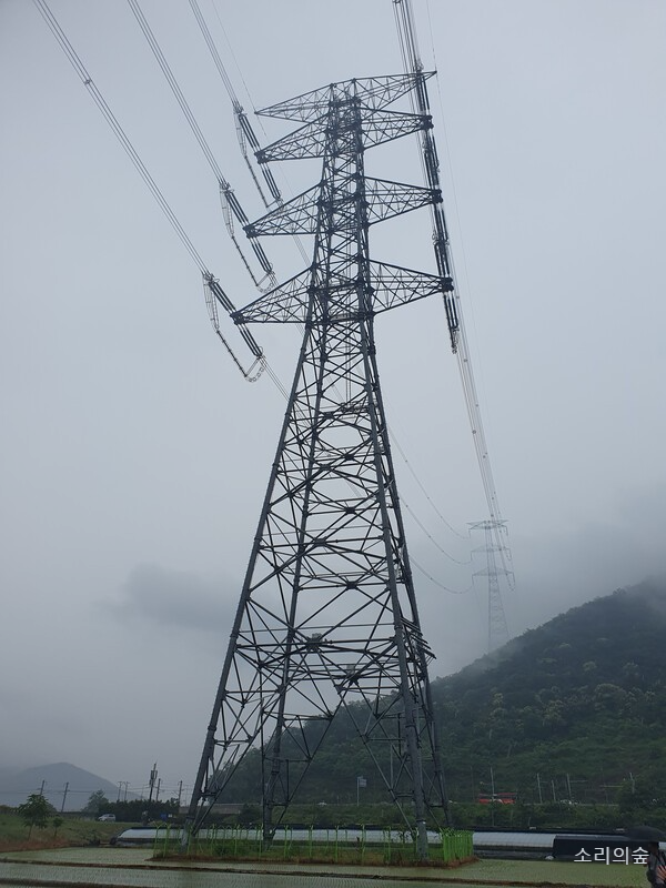 경남 밀양시 상동면에 세워진 121번 송전탑. 지난 8일 \'밀양 희망버스\' 탑승자들 일부가 이 송전탑 앞에 모였다. 사진=소리의숲