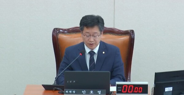 17일 오후 서울 영등포구 국회에서 열린 국회 환경노동위원회 첫 전체회의에서 안호영 환경노동위원장이 의사를 진행하고있다.  사진=국회 영상회의록시스템 화면 캡처