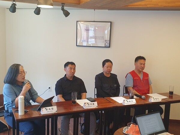 환경정의가 8월31일 서울 종로구 하루온도 2호점에서 ‘끊는 지구, 식지 않는 노동-폭염 속 안전한 노동을 위한 집담회’를 열었다. 왼쪽부터 황숙영 환경정의 사무국장, 손지훈 플랜트건설 비계공, 허보기 도시가스 안전점검원, 김영수 생활폐기물 수집.운반원. 사진=최나영 기자