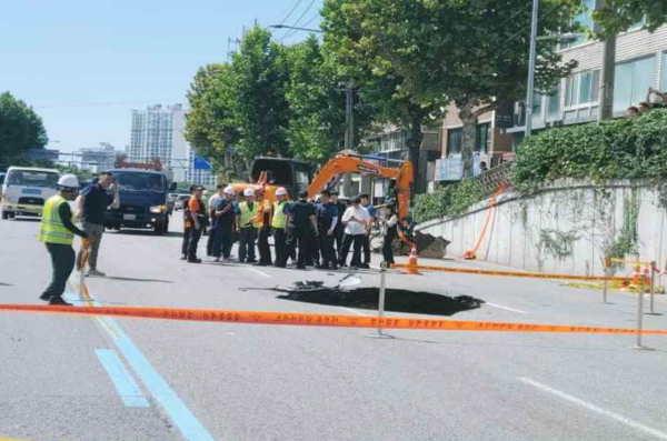 서울시가 서울 서대문구 연희동 싱크홀 사고와 관련해 현장점검을 벌이고 있다. 사진=서울시