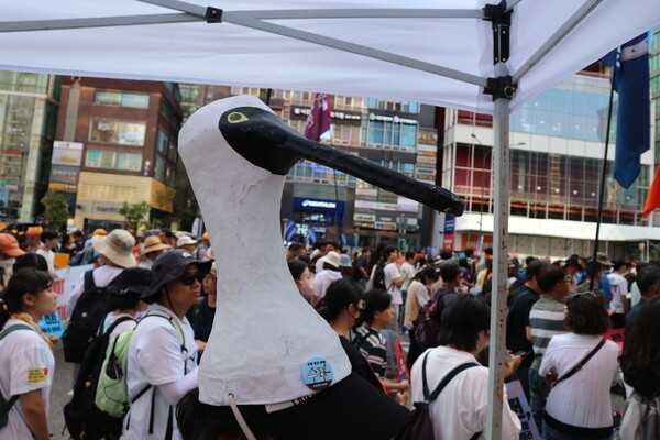 7일 서울 강남구 신논현역~강남역 일대에서 열린 \'기후정의행진\'에 저어새 모양의 모자를 쓴 한 시민이 참여하고 있다. 사진=최나영 기자