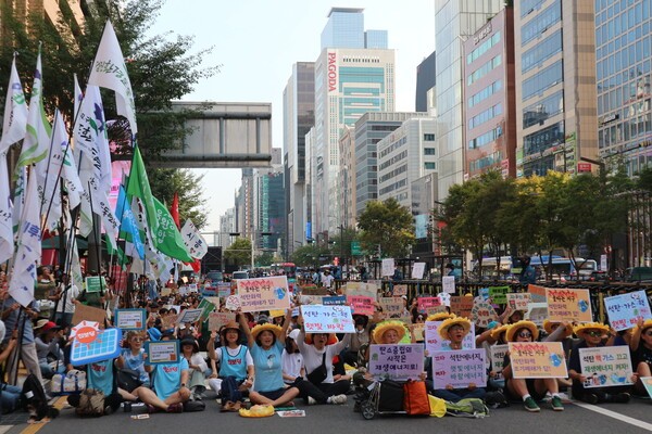 7일 오후 서울 강남에서 열린 907기후정의행진 참가자들이 피켓을 들고 구호를 외치고 있다. 사진=최나영 기자