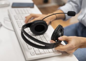 콜센터 용역업체는 \’공룡화\’, 상담사는 최저임금 \’턱걸이\’