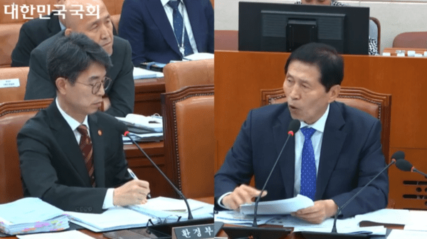 이학영 더불어민주당 의원(오른쪽)이 8일 국회 환경노동위원회의 환경부 국정감사에서 김완섭 환경부 장관에게 질의하고 있다. 사진=국회영상회의록시스템 갈무리