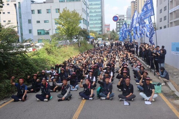 금속노조 경기지부가 지난 10일 오후 고용노동부 안산지청 앞에서 ‘불법파견·위장도급 박살! 동서페더럴모굴 특별근로감독 실시! 경기지부 확대간부 결의대회’를 진행하고 있다. 사진=금속노조 경기지부