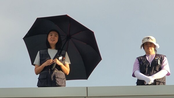 한국옵티칼하이테크 구미공장 옥상에서 10개월째 농성 중인 소현숙(왼쪽)‧박정혜씨. 사진=금속노조 한국옵티칼하이테크지회 제공