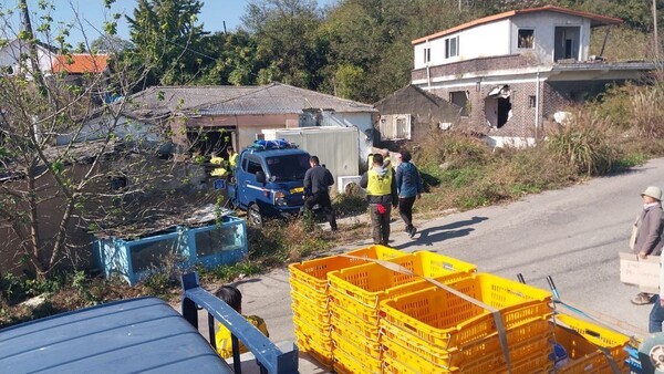 국방부가 전북 군산시 하제마을에 남아 있던 마지막 두 가구 중 한 가구에 대해 지난 7일 강제대집행을 하고 있다. 사진=오동필 새만금시민생태조사단 공동단장