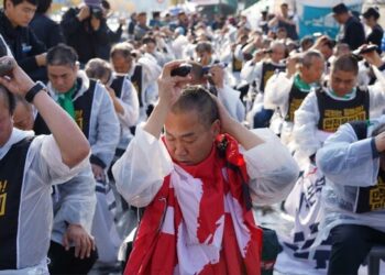 “‘안전운임제’ 재입법하라”…화물노동자 100명 국회 앞에서 삭발
