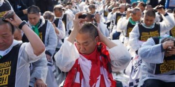 “‘안전운임제’ 재입법하라”…화물노동자 100명 국회 앞에서 삭발