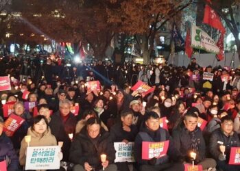 [현장] 광화문서 촛불 든 시민들…“ 윤석열 대통령 퇴진해야”