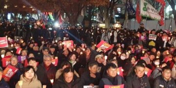 [현장] 광화문서 촛불 든 시민들…“ 윤석열 대통령 퇴진해야”