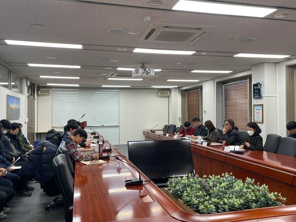 지난 12일 국립환경과학원 관계자들과 공공운수노조 간부들이 영산강물환경연구소 인건비 부족 문제에 대해 면담했다. 사진=공공운수노조 광주전남지부 영산강물환경연구소지회