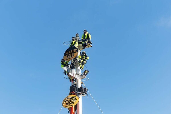 지난해 11월30일 그린피스 인터내셔널 활동가들이 한국에 있는 플라스틱 원료 운반선의 돛대에 올라 플라스틱 생산 감축을 촉구하는 시위를 벌이고 있다. 사진=그린피스 인터내셔널 홈페이지 