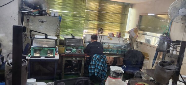 주얼리 노동자가 일하는 모습. 사진=금속노조 서울지부 주얼리분회