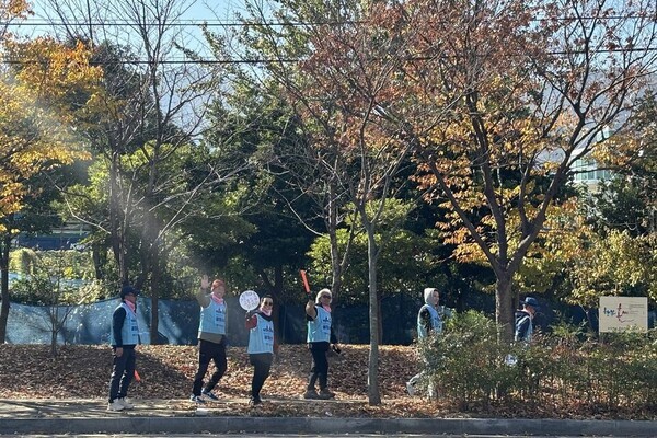 김진숙 민주노총 부산본부 지도위원과 박문진 보건의료노조 지도위원은 지난해 11월22일부터 12월1일까지 부산 호포역에서 구미 한국옵티칼하이테크까지 도보로 행진하는 ‘희망 뚜벅이’에 나섰다. 사진=금속노조