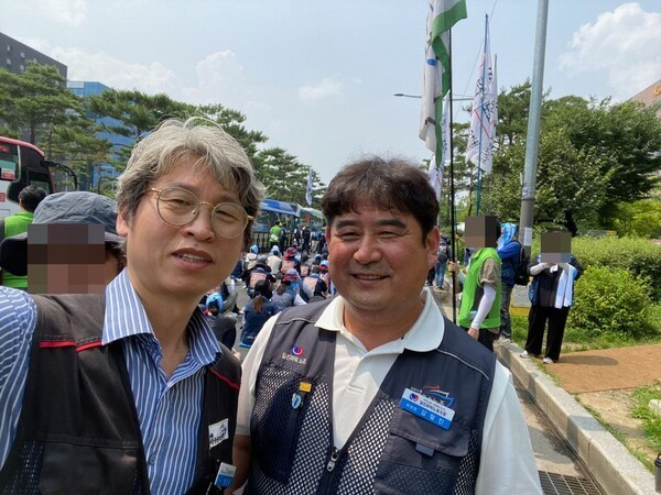 (왼쪽부터) 송상표 공공운수노조 금화PSC지부장과 김철진 공공운수노조 일진파워노조 위원장. 사진=김철진 위원장 제공