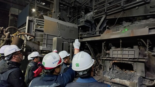 지난 17일 금속노조 간부들이 현대제철 중대재해 사고 현장을 살펴보고 있다. 사진=금속노조