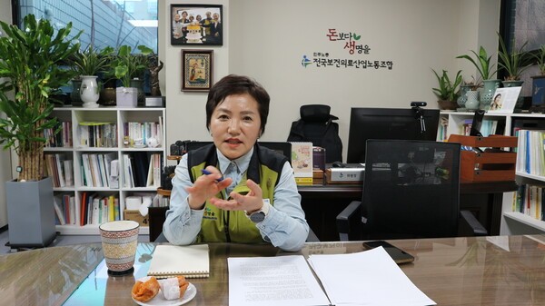 최희선 보건의료노조 위원장이 19일 서울 영등포구 보건의료노조 사무실에서 소리의숲과 인터뷰하고 있다. 사진=최나영 소리의숲 기자