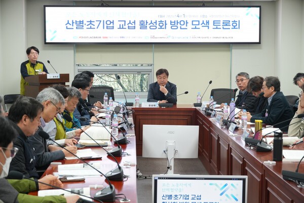 민주노총과 정혜경 진보당 의원, 김주영‧이용우 더불어민주당 의원은 1일 오전 서울 영등포구 국회 의원회관에서 ‘산별‧초기업교섭 활성화 방안 모색 토론회’를 열었다. 사진=보건의료노조