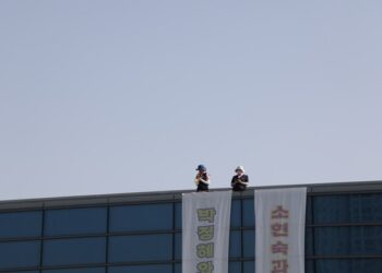 476일 만에 한국옵티칼 고공농성자 중 1명 농성 중단…“건강악화”