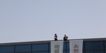 476일 만에 한국옵티칼 고공농성자 중 1명 농성 중단…“건강악화”