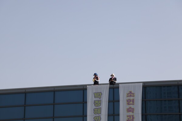지난 26일 경북 구미시 한국옵티칼하이테크 구미공장 앞에서 열린 ‘고용승계로 가는 옵티칼 희망버스’ 문화제에서 박정혜, 소현숙씨 모습. 사진=금속노조