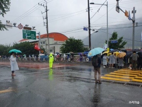 지난 8일 전국 각지에서 시민과 활동가들이 \'밀양 희망버스\'를 타고 밀양에 모였다. 사진은 송전탑 현장을 방문하러 가는 모습. 사진=소리의숲