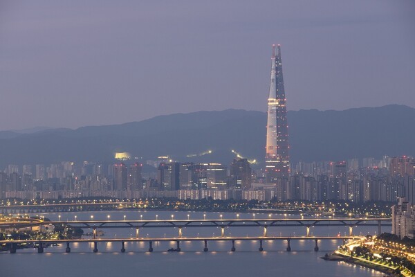 2014년 제2롯데월드 건설 과정에서 싱크홀 관련 논란이 일었다. 사진=pixabay