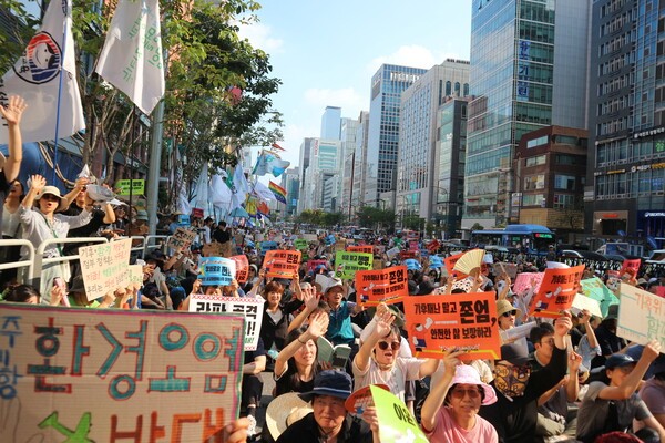 7일 오후 서울 강남에서 열린 907기후정의행진 참가자들이 피켓을 들고 구호를 외치고 있다. 사진=최나영 기자