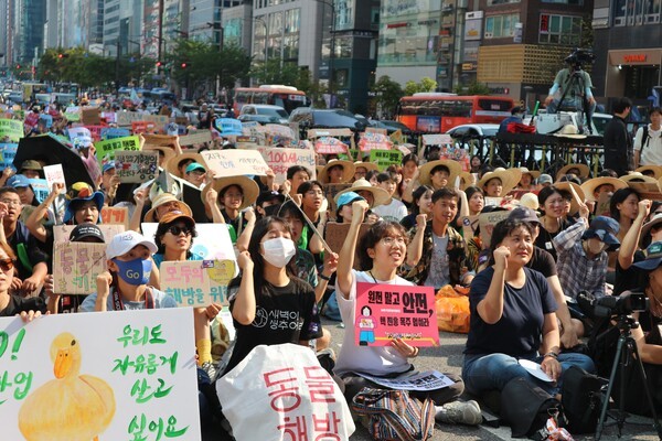 7일 오후 서울 강남에서 열린 907기후정의행진 참가자들이 피켓을 들고 구호를 외치고 있다. 사진=최나영 기자