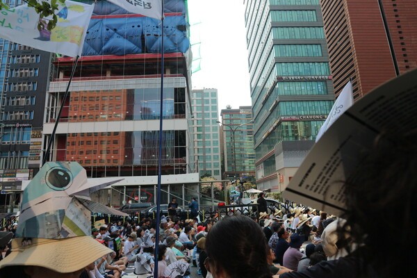 907 기후정의행진 조직위원회 7일 오후 서울 강남에서 연 907기후정의행진이 현장 모습. 신문지로 만든 새 모양 모자를 쓴 참가자의 모습이 보인다. 사진=최나영 기자