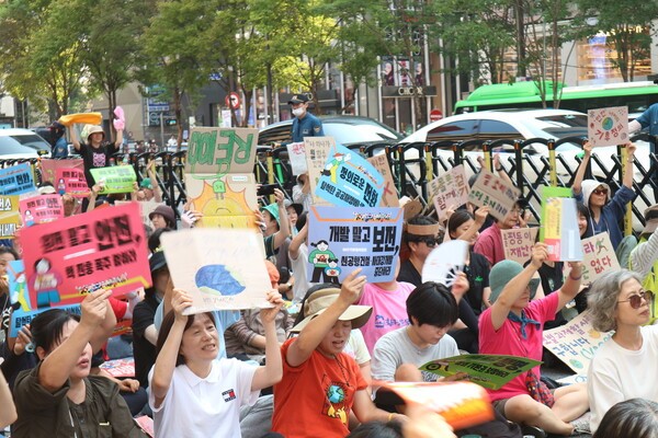 7일 오후 서울 강남에서 열린 907기후정의행진 참가자들이 피켓을 들고 구호를 외치고 있다. 사진=최나영 기자