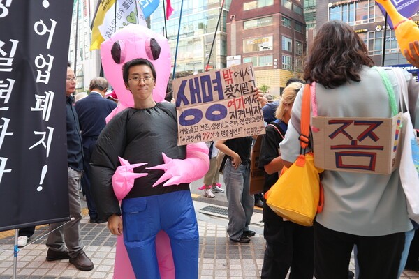 7일 오후 서울 강남에서 열린 907기후정의행진에 참가한 한 시민이 포즈를 취하고 있다. 사진=최나영 기자
