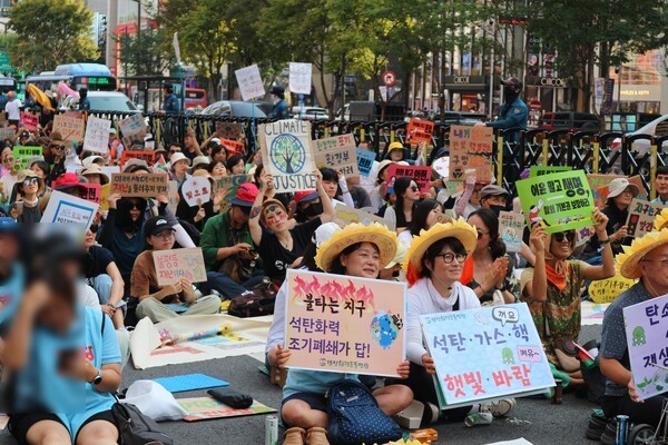 7일 오후 서울 강남에서 열린 907기후정의행진 참가자들이 피켓을 들고 있다. 사진=최나영 기자