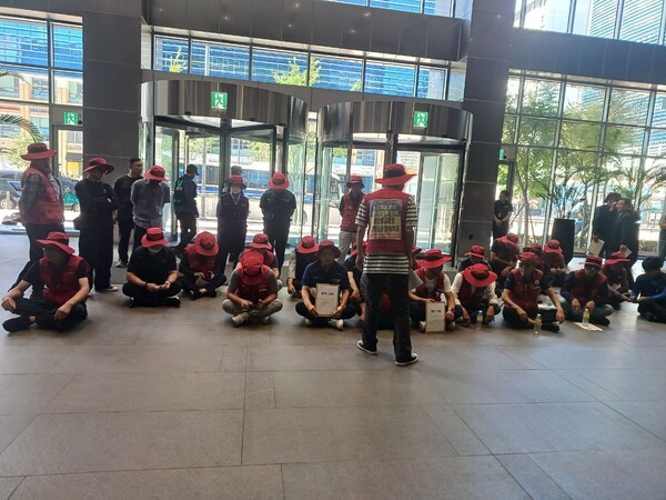 택시연대는 25일 경기 성남시 카카오 판교 본사 앞에서 투쟁선포 결의대회를 연 뒤 항의서한을 전달하러 카카오모빌리티를 방문했다. 사진=택시연대