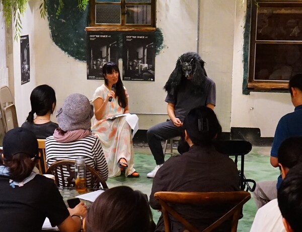 생태계‧환경연구단체 ‘생명다양성재단’과 창작집단 ‘이야기와 동물과 시’가 27일 오후 서울 중구 어스돔에서 토크행사 ‘이야기와 야생과 시’를 진행했다. 사진은 행사 중 \'몽골에서 온 늑대와 가상 인터뷰\'를 하는 장면. 사진=생명다양성재단