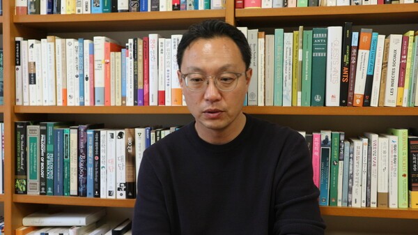 김산하 생명다양성재단 대표가 10일 서울 서대문구 생명다양성재단 사무실에서 소리의숲과 만나 인터뷰하고 있다. 사진=최나영 소리의숲 기자