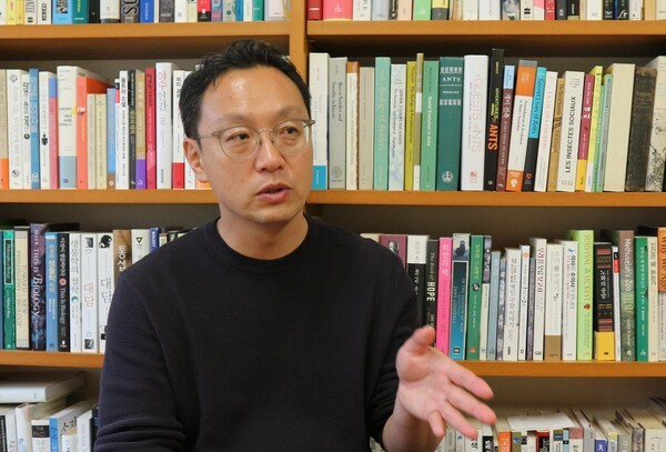 김산하 생명다양성재단 대표가 10일 서울 서대문구 생명다양성재단 사무실에서 소리의숲과 만나 인터뷰하고 있다. 사진=최나영 소리의숲 기자