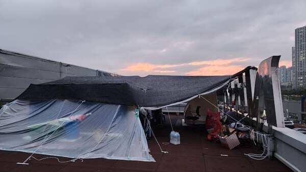 한국옵티칼하이테크 해고노동자 박정혜.소현숙씨가 고공농성하고 있는 옥상 현장. 사진=금속노조 한국옵티칼하이테크지회 제공