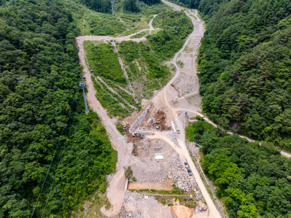 지난 6월 가리왕산 알파인 스키장 전경. 토사 유출로 파괴된 스키장에서는 산사태에 대비한 토목공사가 진행중이다. 사진=그린피스