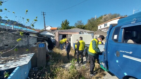 국방부가 전북 군산시 하제마을에 남아 있던 마지막 두 가구 중 한 가구에 대해 지난 7일 강제대집행을 하고 있다. 사진=오동필 새만금시민생태조사단 공동단장