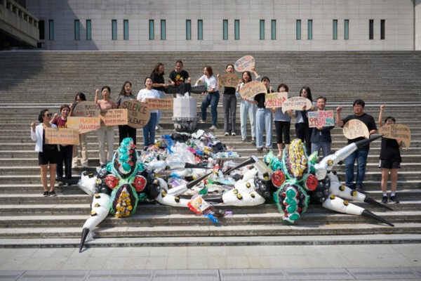 환경단체 활동가들이 플라스틱 쓰레기와 플라스틱 괴물이 쏟아지는 수도꼭지를 잠그는 퍼포먼스를 진행하고 있다. 사진=녹색연합
