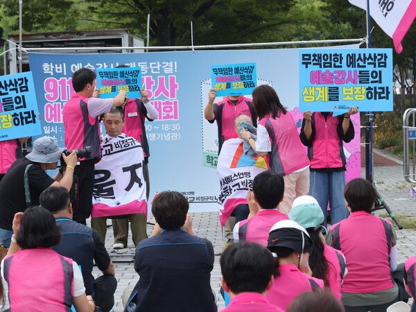 학교비정규직노조 예술강사분과 간부 2명이 지난 9월11일 서울 용산 대통령실 앞에서 열린 궐기대회에서 학교 예술강사 예산 복원을 촉구하며 삭발을 하고 있다. 사진=학교비정규직노조 예술강사분과