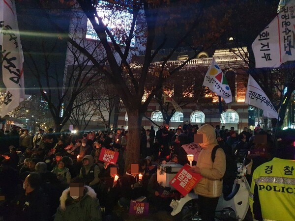 참여연대‧민주노총을 비롯한 시민‧노동단체들이 4일 저녁 서울 종로구 동화면세점 앞에서 ‘내란죄 윤석열 퇴진! 국민주권 실현! 사회대개혁! 퇴진광장을 열자! 시민촛불’ 집회를 열었다. 사진=최나영 기자 