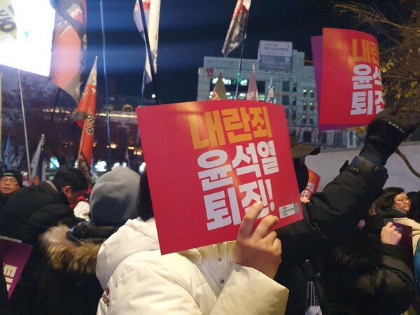 참여연대‧민주노총을 비롯한 시민‧노동단체들이 4일 저녁 서울 종로구 동화면세점 앞에서 ‘내란죄 윤석열 퇴진! 국민주권 실현! 사회대개혁! 퇴진광장을 열자! 시민촛불’ 집회를 열었다. 사진=최나영 기자 