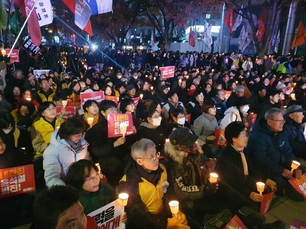 참여연대‧민주노총을 비롯한 시민‧노동단체들이 4일 저녁 서울 종로구 동화면세점 앞에서 ‘내란죄 윤석열 퇴진! 국민주권 실현! 사회대개혁! 퇴진광장을 열자! 시민촛불’ 집회를 열었다. 사진=최나영 기자 