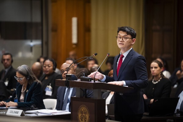 지난 3일(현지시각) 국제사법재판소에서 열린 \'기후재판\'에서 황준식 외교부 국제법률국 국장이 진술하고 있다. 사진-국제사법재판소(ICJ)