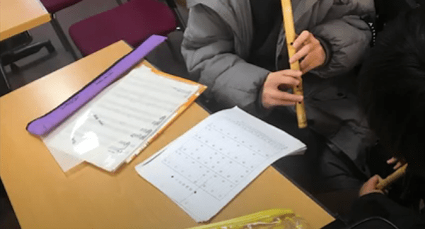 예술강사들이 학교에서 예술 교육을 진행하고 있는 모습. 사진=한국문화예술교육진흥원 유튜브 화면 갈무리