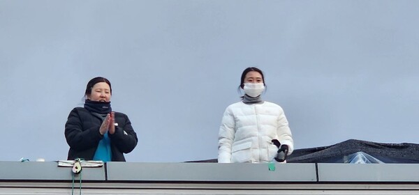 경북 구미 한국옵티칼하이테크 공장 건물 옥상에서 고공 농성을 하고 있는 박정혜 금속노조 한국옵티칼하이테크지회 수석부지회장(왼쪽)과 소현숙 지회 조직부장. 사진=박정혜 수석부지회장 제공