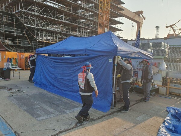 지난 26일 오전 한화오션 하청노동자들이 농성장에 천막을 설치하고 있다. 사진=금속노조